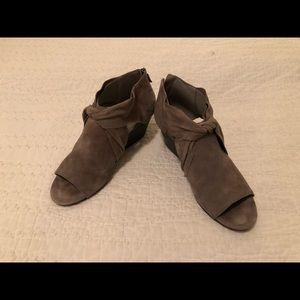 Eileen Fisher low-heeled suede sandals in size 8